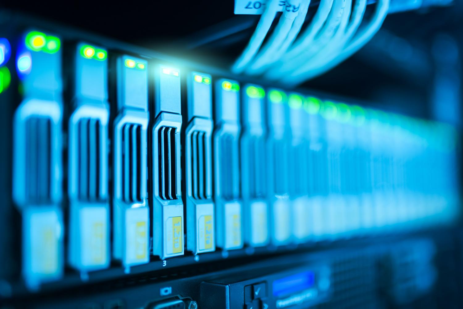 Primer plano de un rack de servidores con luces LED de actividad, ideal para representar la sincronización en red local y almacenamiento NAS.