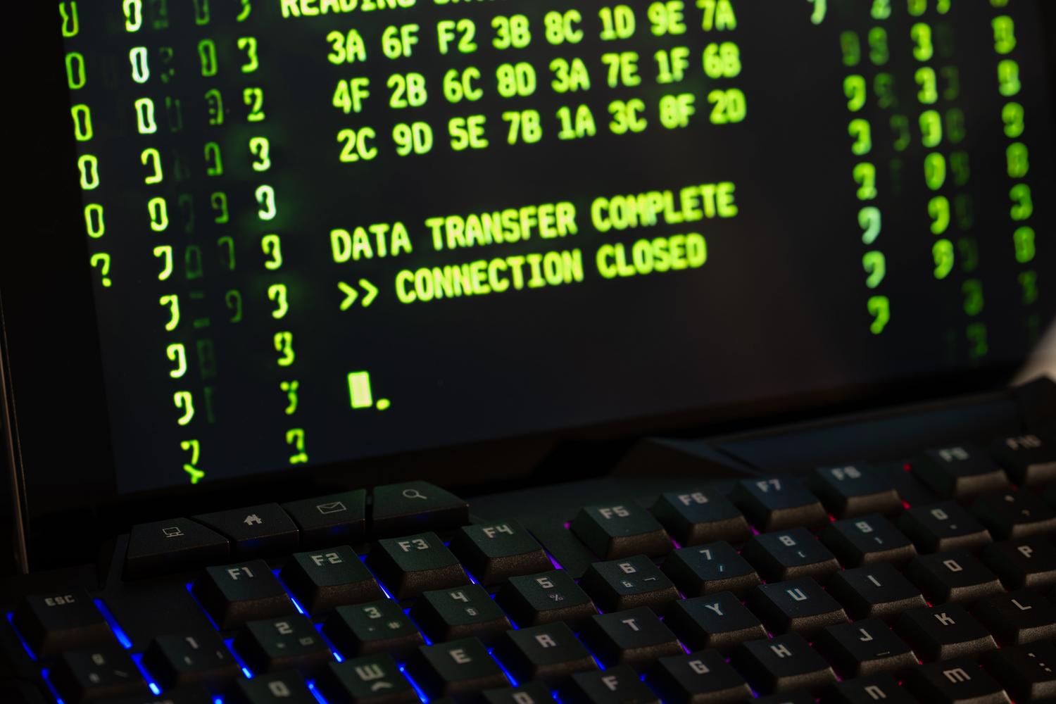 Pantalla de ordenador mostrando el mensaje "Data Transfer Complete", ilustrando el éxito de un proceso de sincronización de archivos.