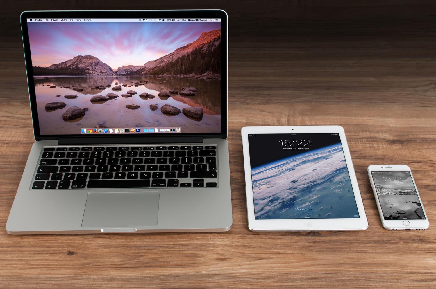 Espacio de trabajo moderno con laptop, tablet y smartphone, ilustrando la sincronización de marcadores entre dispositivos.