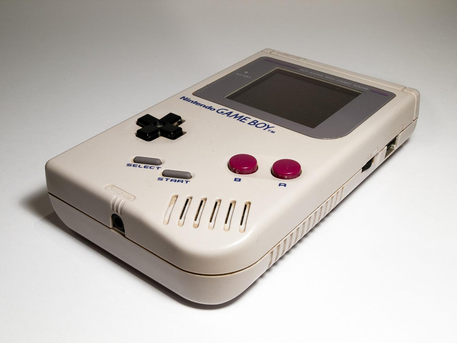 Primer plano de una consola Nintendo Game Boy clásica original sobre un fondo blanco, representando la era del hardware donde ocurrieron los bugs de precisión.