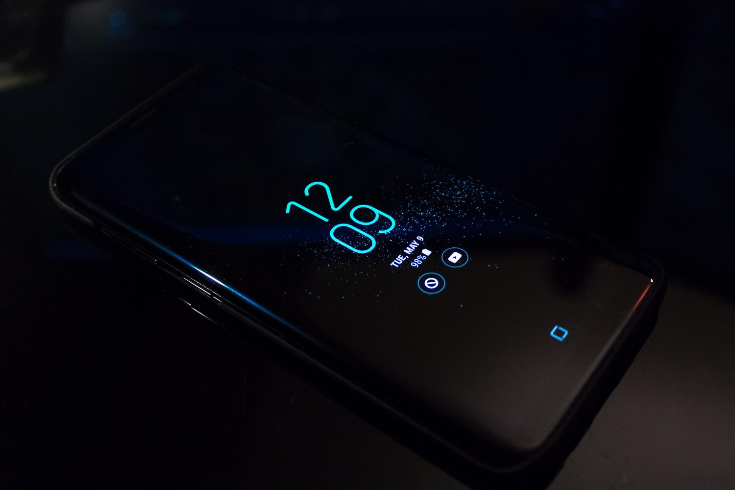 Teléfono móvil en la oscuridad mostrando notificaciones entrantes.