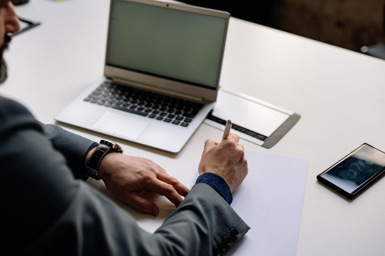 Espacio de trabajo profesional con un portátil y un smartphone, simbolizando la integración y sincronización del ecosistema Android en el flujo de trabajo.