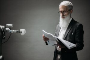 Un profesional con traje y gafas analizando un documento mientras un brazo robótico le ofrece una taza de café, simbolizando la colaboración y el soporte de la IA en el trabajo.