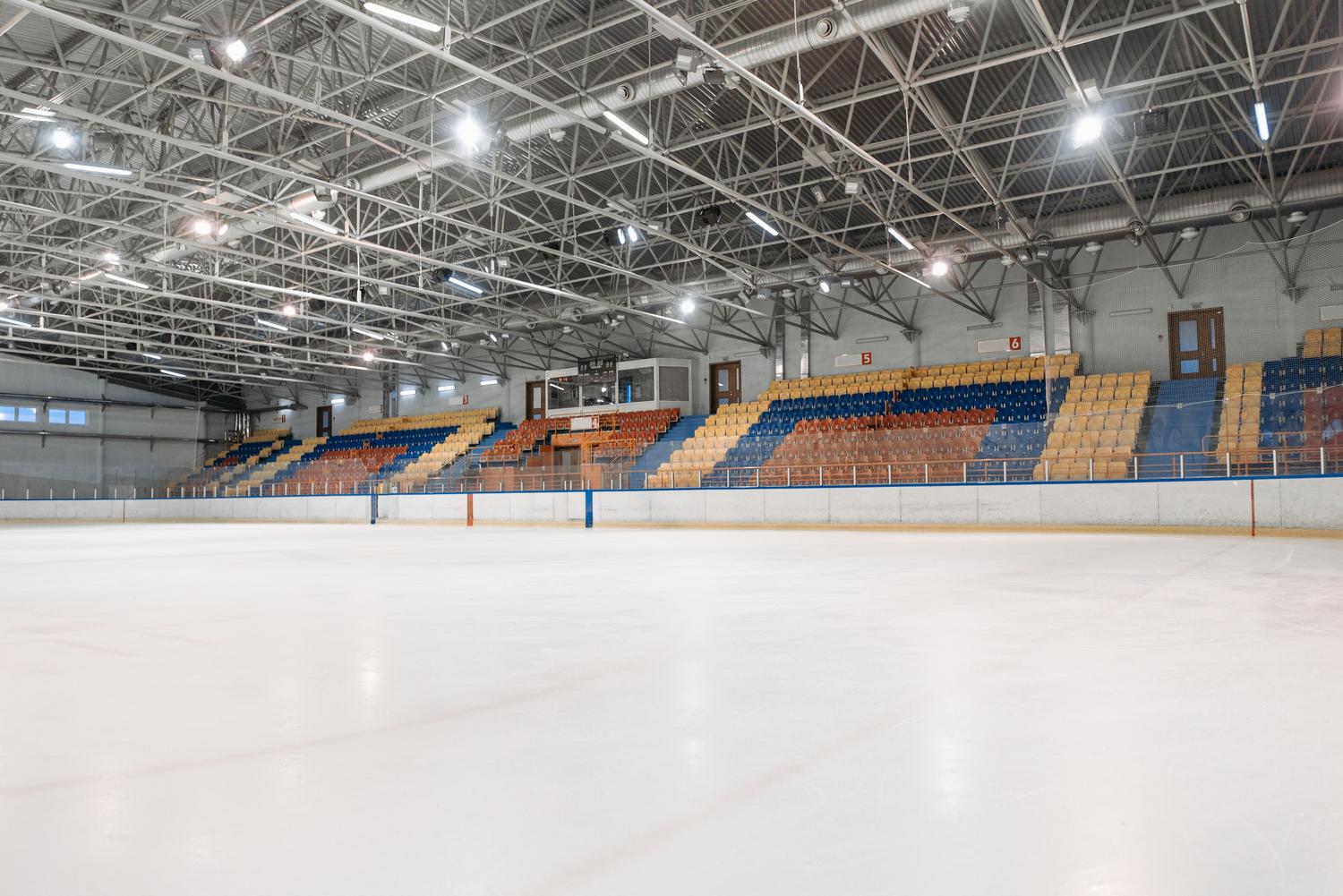 Vista general de una pista de hockey sobre hielo profesional vacía en un estadio moderno.