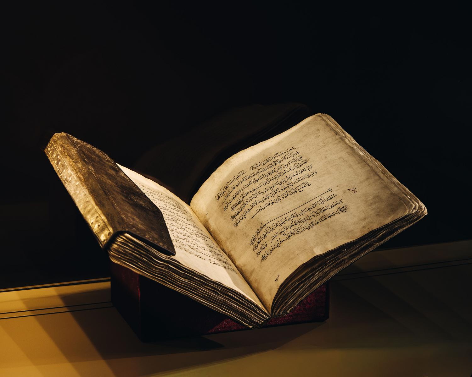 Manuscrito antiguo con escritura árabe abierto, mostrando la diversidad de documentos históricos analizados digitalmente. Manuscrito antiguo con escritura árabe abierto, mostrando la diversidad de documentos históricos analizados digitalmente.