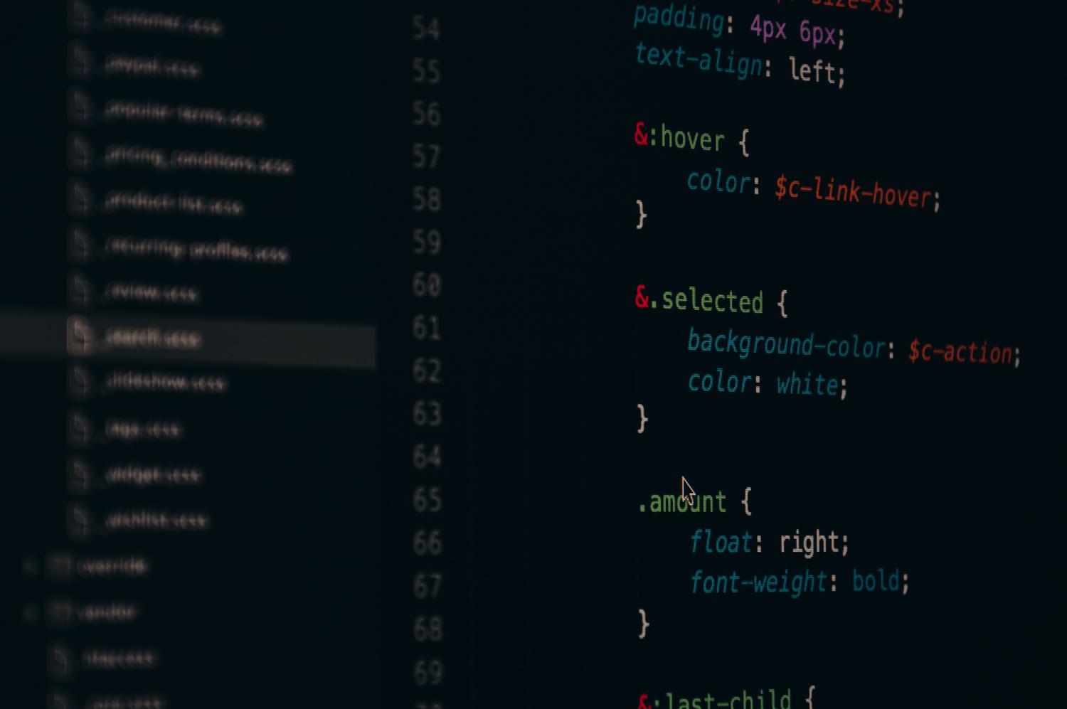Primer plano de líneas de código CSS coloridas en una pantalla, ideal para ilustrar editores de código ligeros y desarrollo frontend.