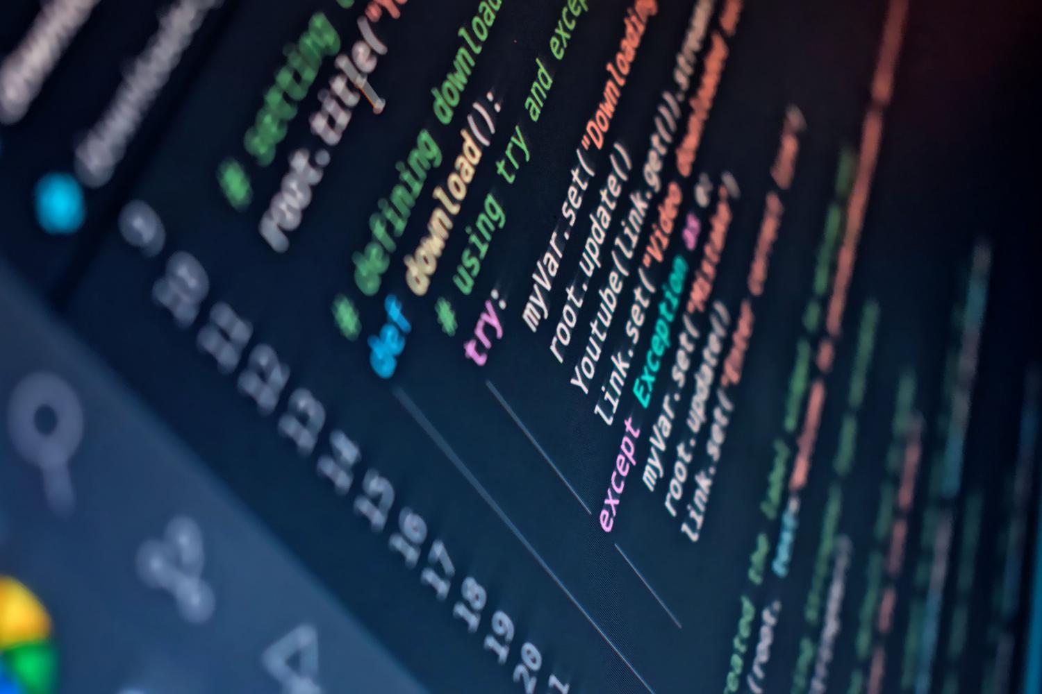 Imagen artística de código de programación con profundidad de campo, resaltando la sintaxis y la calidad del software.