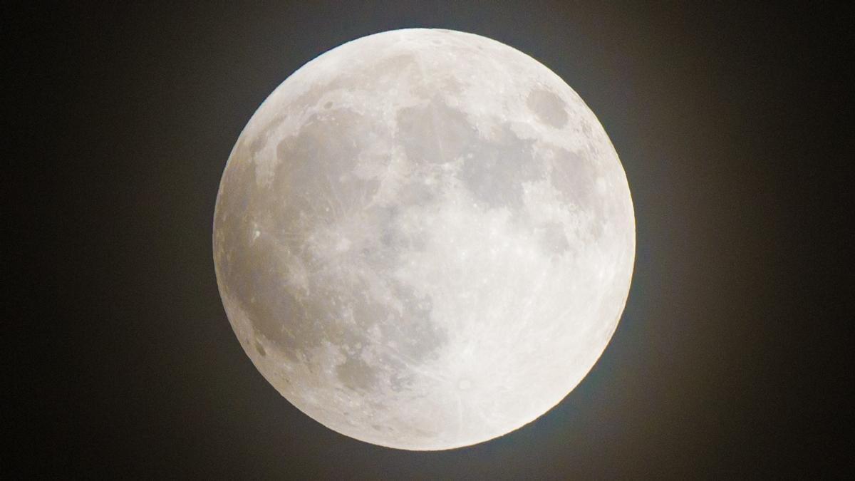 Luna del Cazador en el cielo nocturno