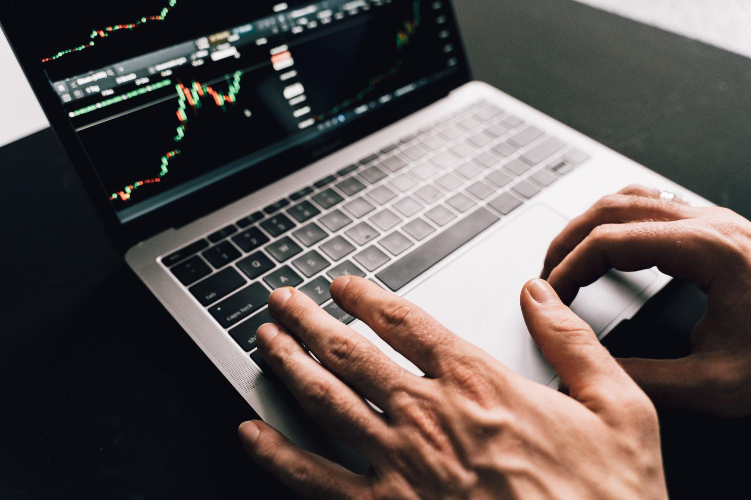 Primer plano de manos escribiendo en un teclado con un gráfico de análisis de datos en pantalla, representando precisión y limpieza de datos.