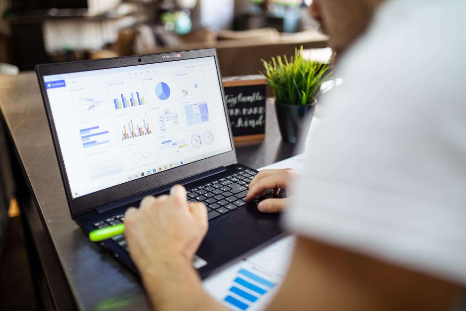 Vista profesional de un tablero de control de Business Intelligence en un portátil, mostrando el resultado de un flujo de datos optimizado.