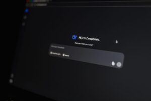 Interfaz de chat de inteligencia artificial en una pantalla de ordenador, representando el concepto de Google Ask.