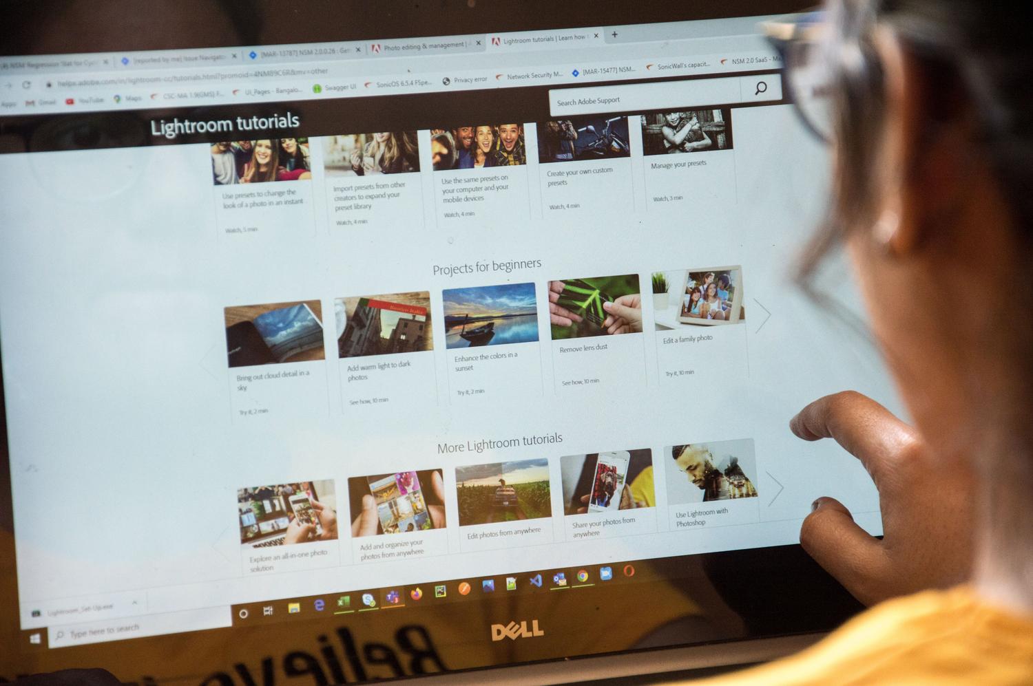 Persona viendo tutoriales en línea en un portátil, ilustrando la funcionalidad de Ask YouTube para el descubrimiento de contenido.