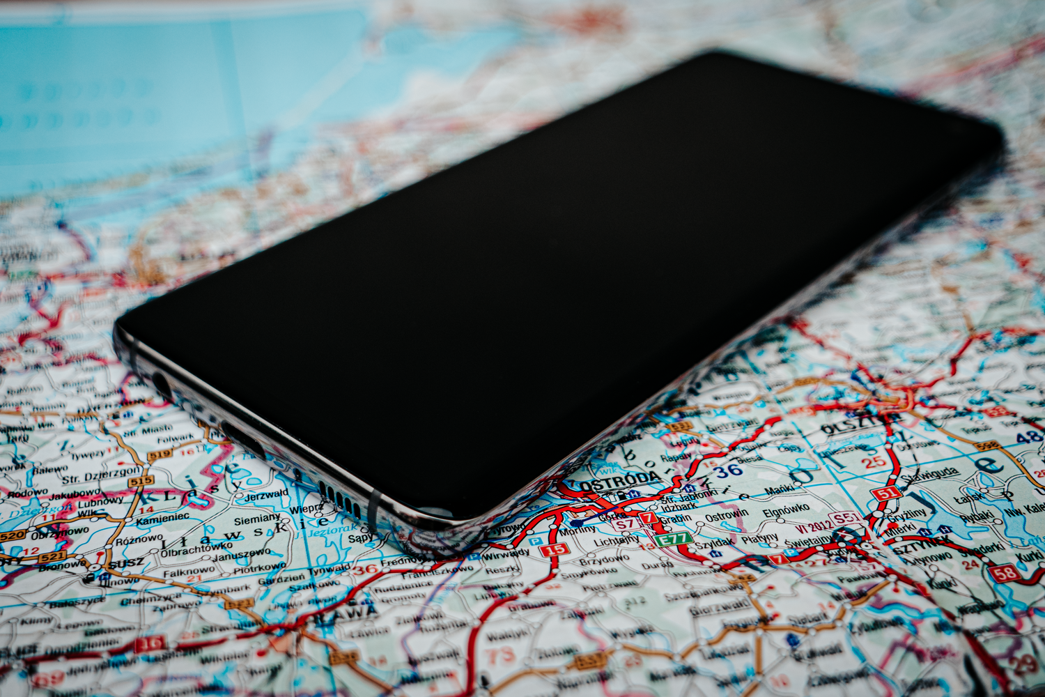 Smartphone sobre un mapa físico, simbolizando la planificación de viajes personalizada con Ask Maps.