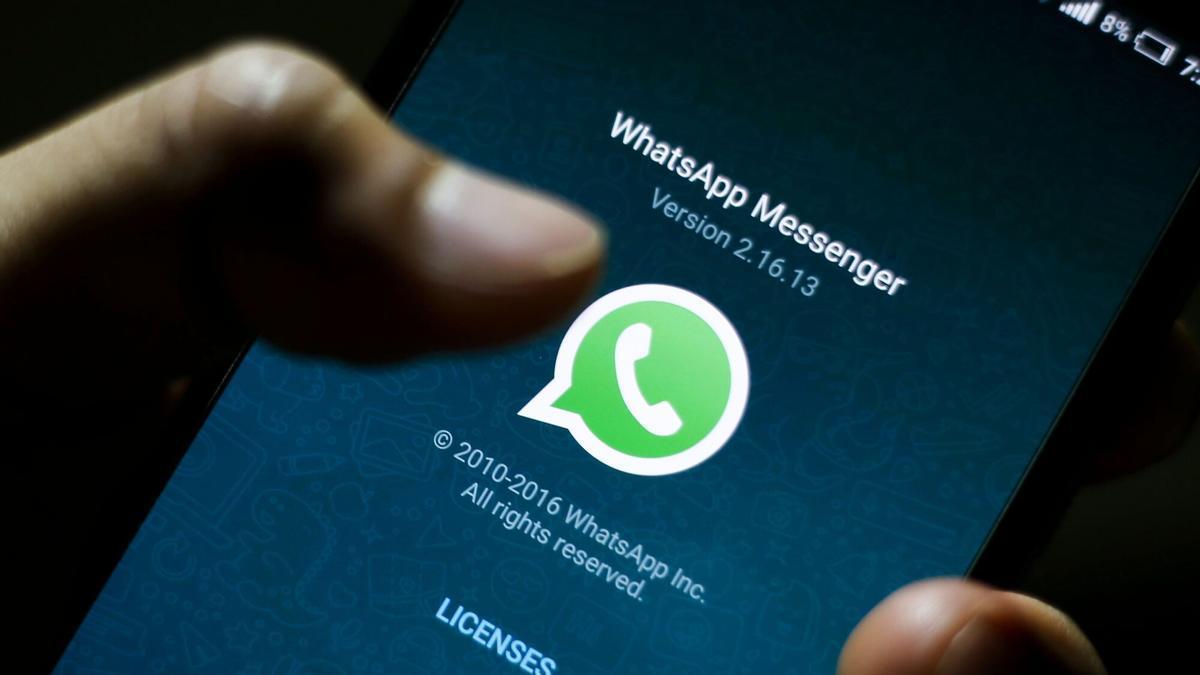 Llamada de WhatsApp con participantes invitados
