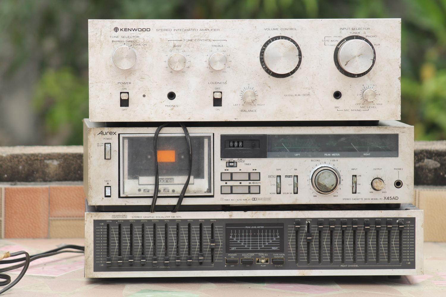 Equipo de sonido vintage con amplificador y ecualizador analógico, representando la tecnología de audio clásica.