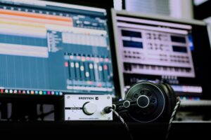 Configuración de estudio profesional con amplificador de auriculares y cascos de alta gama.