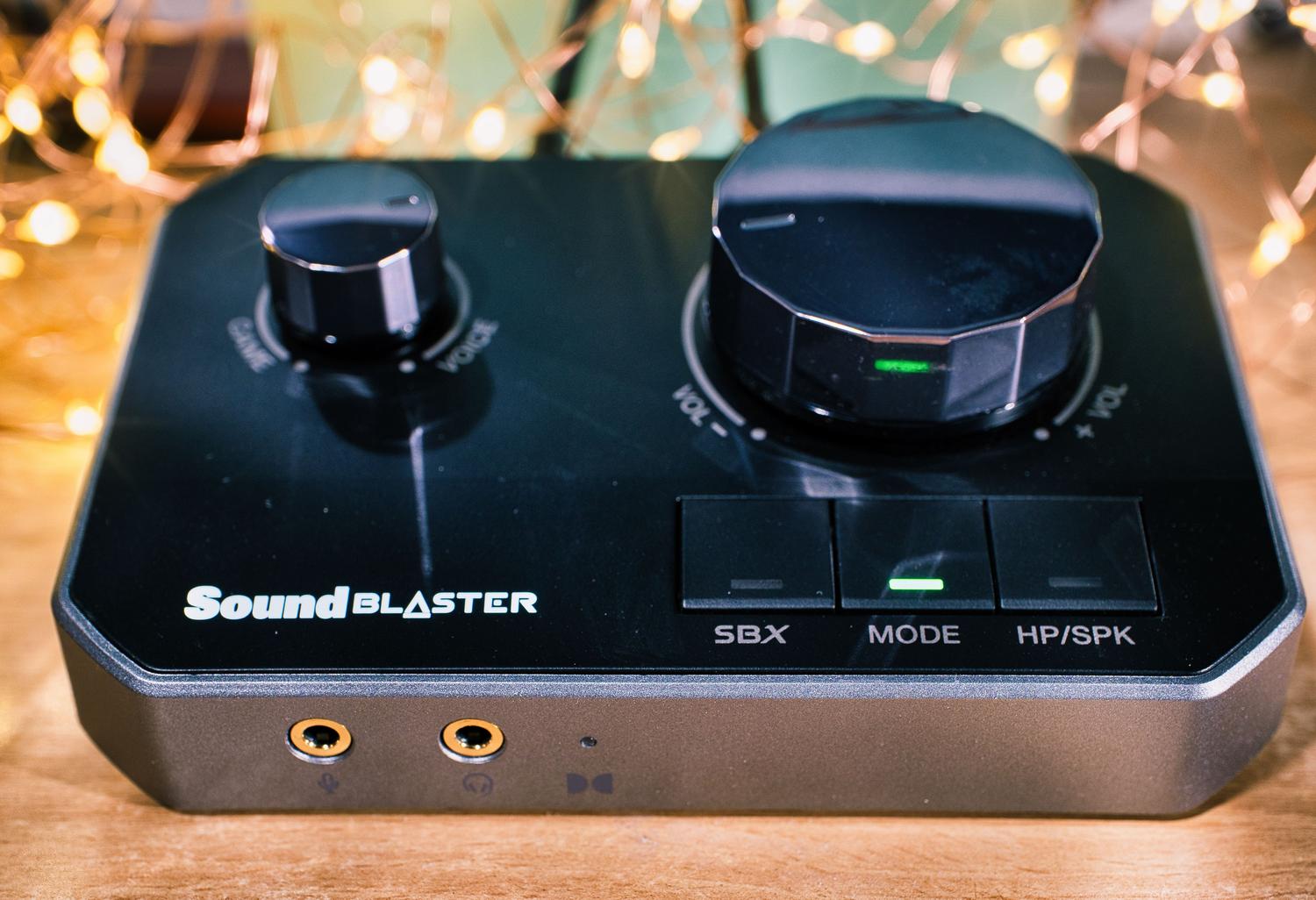 DAC externo Sound Blaster sobre una superficie de madera, ideal para explicar la diferencia entre DAC y amplificador.