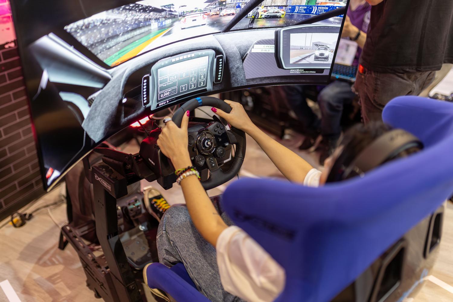 Experiencia de simracing con realidad virtual para una inmersión total y percepción espacial realista