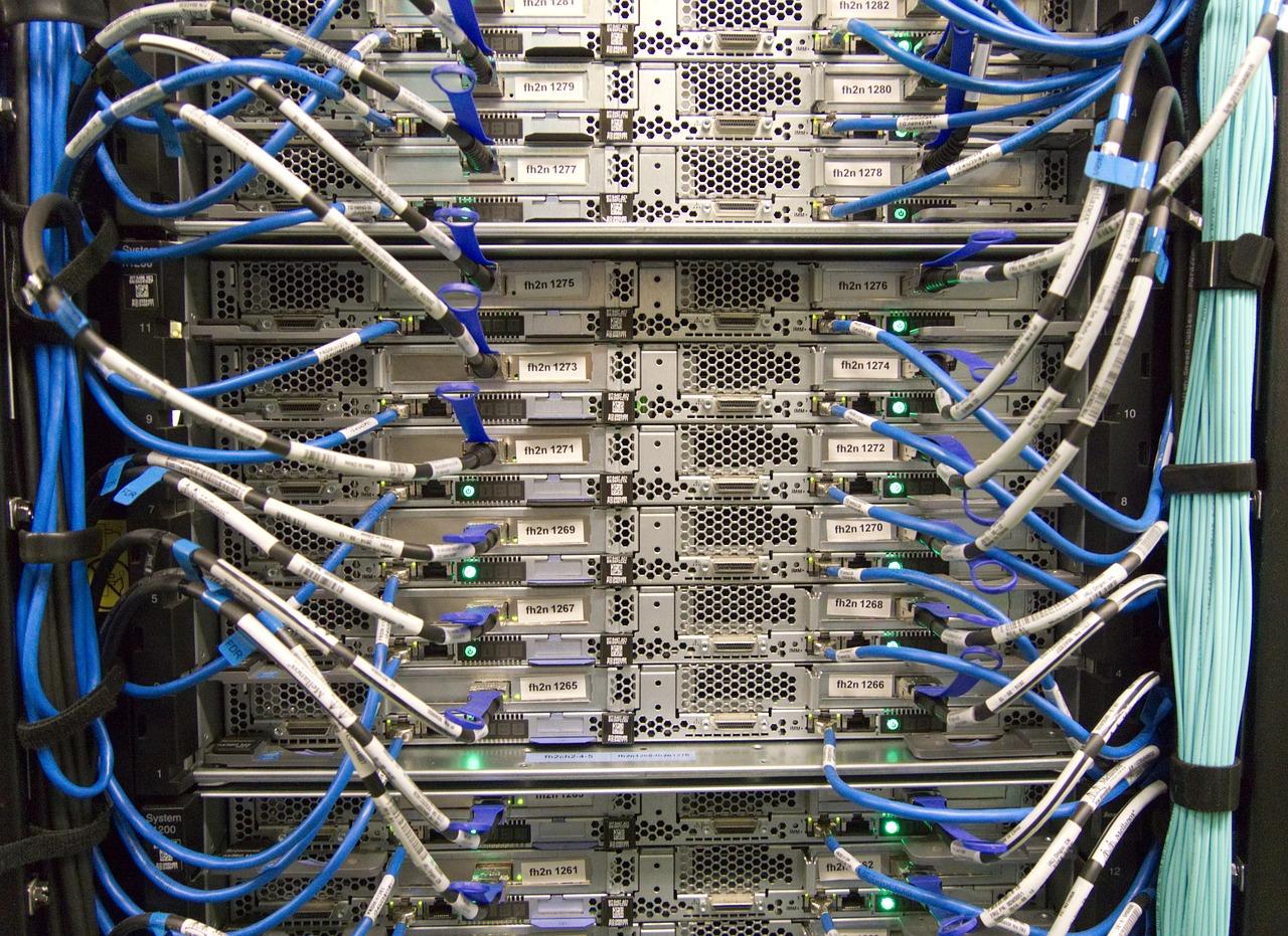 Switch de red profesional en un rack de centro de datos, elemento clave para la gestión de subredes.