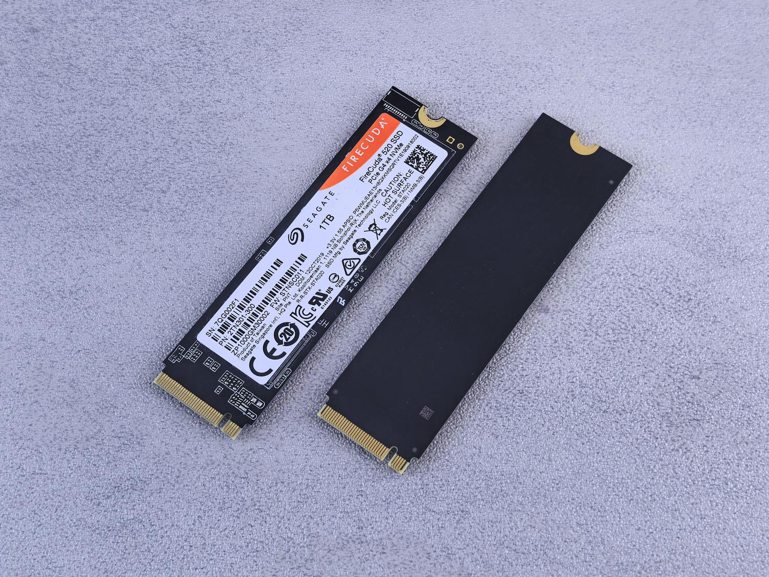 Primer plano de unidades SSD NVMe sobre un fondo gris, representando el almacenamiento moderno