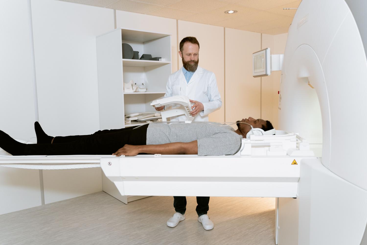 Preparación de un paciente para una resonancia magnética (MRI), parte del proceso de diagnóstico clínico de enfermedades neurodegenerativas.