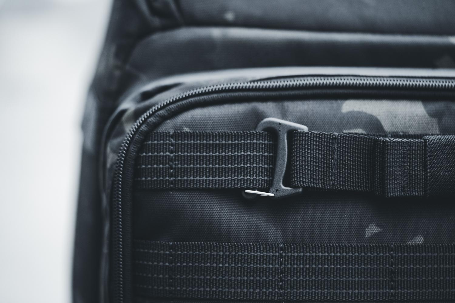 Detalle de una mochila táctica negra, ideal para organizar equipo de montaña y aventura