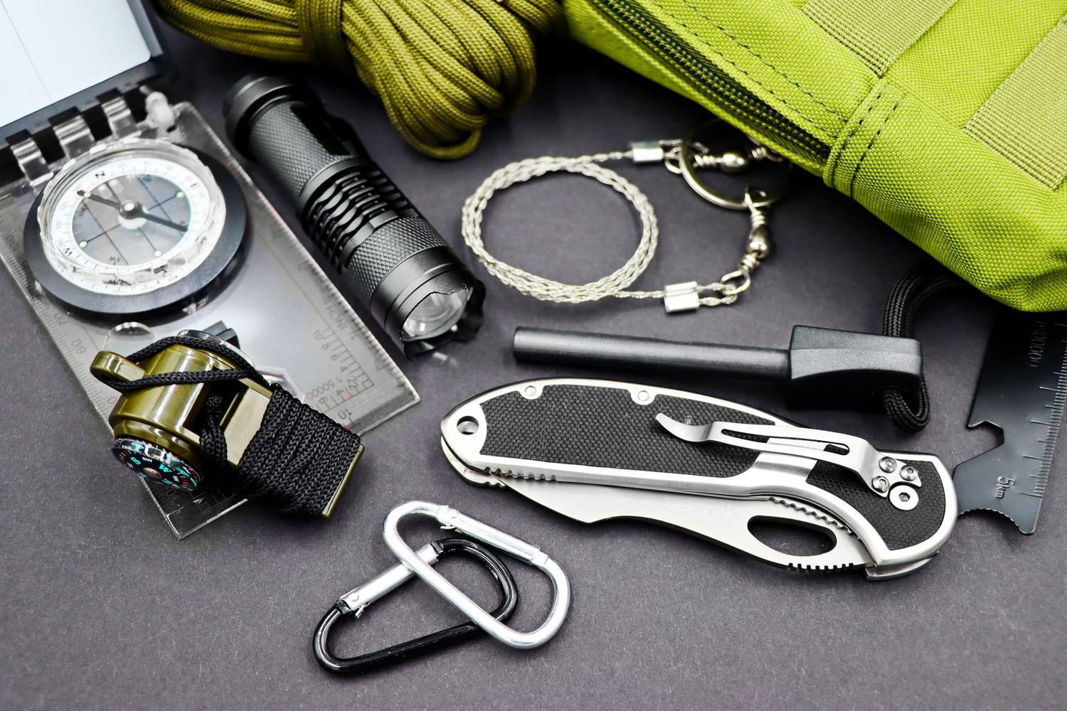 Kit de supervivencia con brújula, linterna y navaja, elementos esenciales para la seguridad en la montaña
