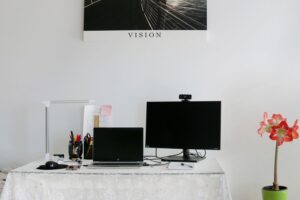 Espacio de trabajo moderno y minimalista con un monitor elegante sobre un escritorio blanco, ideal como imagen principal para un artículo de tecnología.