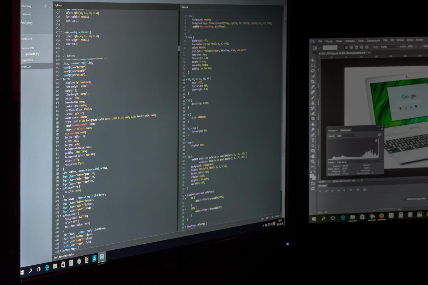 Configuración de doble monitor mostrando código de programación y software de diseño gráfico, ejemplificando la necesidad de una alta densidad de píxeles (PPI).