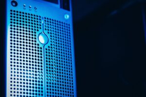 Rack de servidores modernos con iluminación azul en un centro de datos, representando la infraestructura de Windows Server.