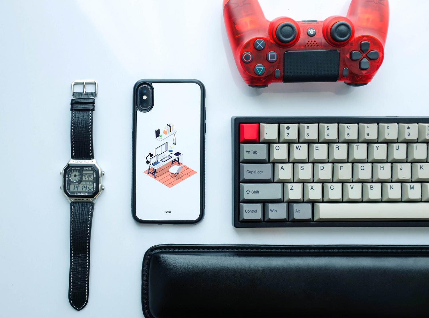 Pandangan atas gajet moden termasuk telefon pintar, jam tangan pintar, pengawal permainan video dan papan kekunci. Pandangan atas gajet moden termasuk telefon pintar, jam tangan pintar, pengawal permainan video dan papan kekunci.