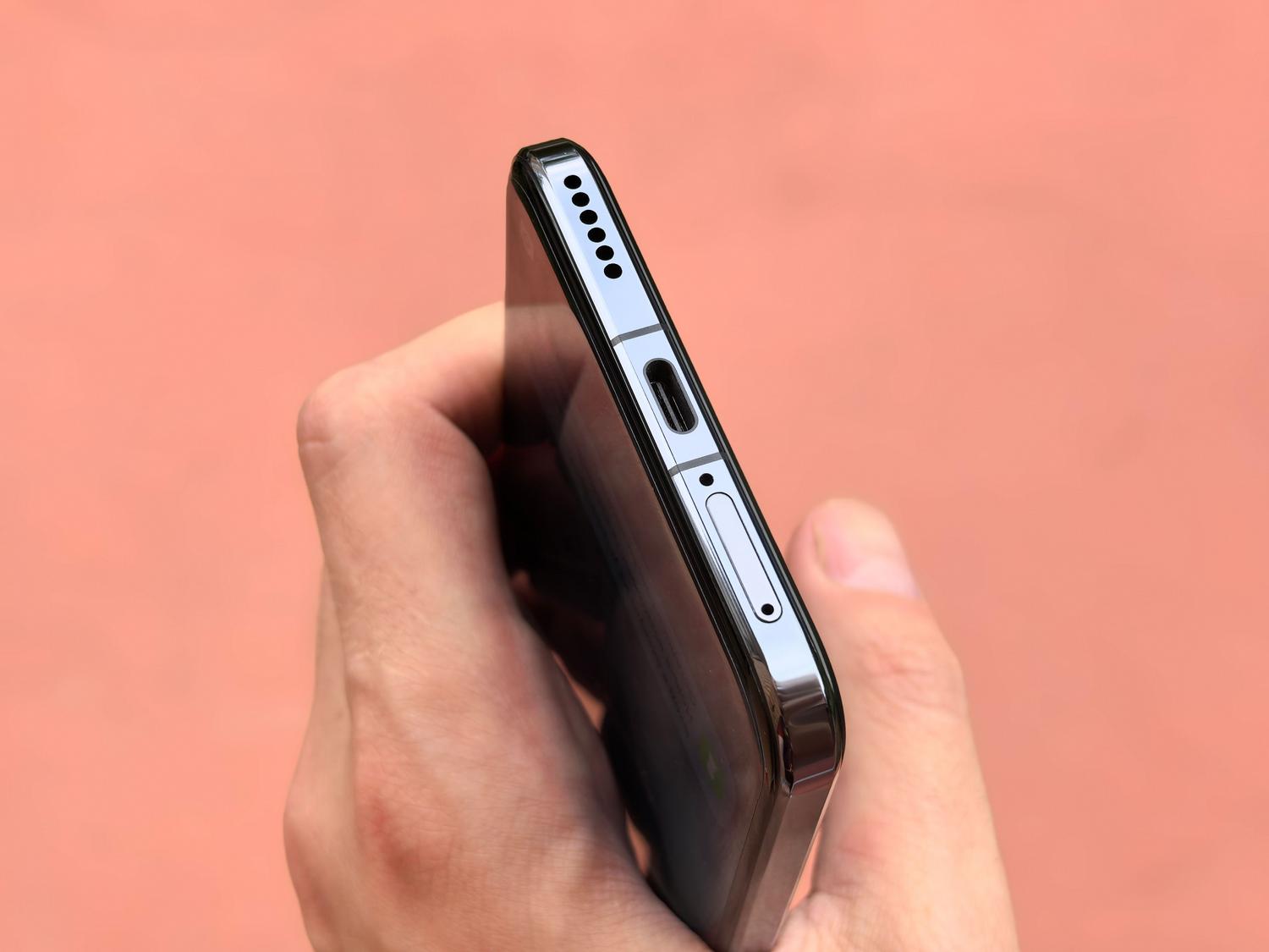 Detalle del lateral de un teléfono Android donde se ubica la ranura de la tarjeta SIM