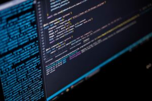 Pantalla de ordenador mostrando código de programación, representando el funcionamiento técnico y la estructura de una API.
