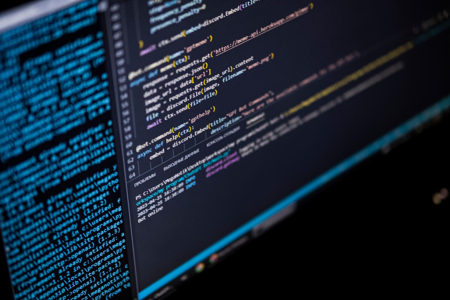 Pantalla de ordenador mostrando código de programación, representando el funcionamiento técnico y la estructura de una API.