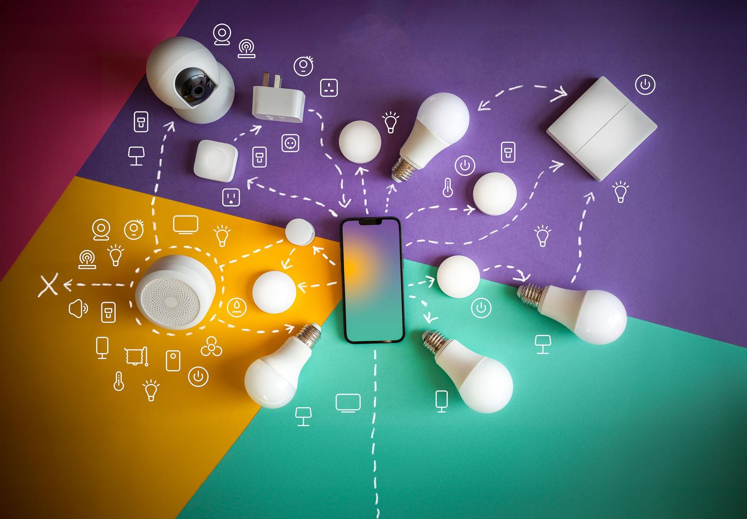 Dispositivos inteligentes y un smartphone conectados, ilustrando la integración y comunicación entre diferentes aplicaciones y servicios digitales.