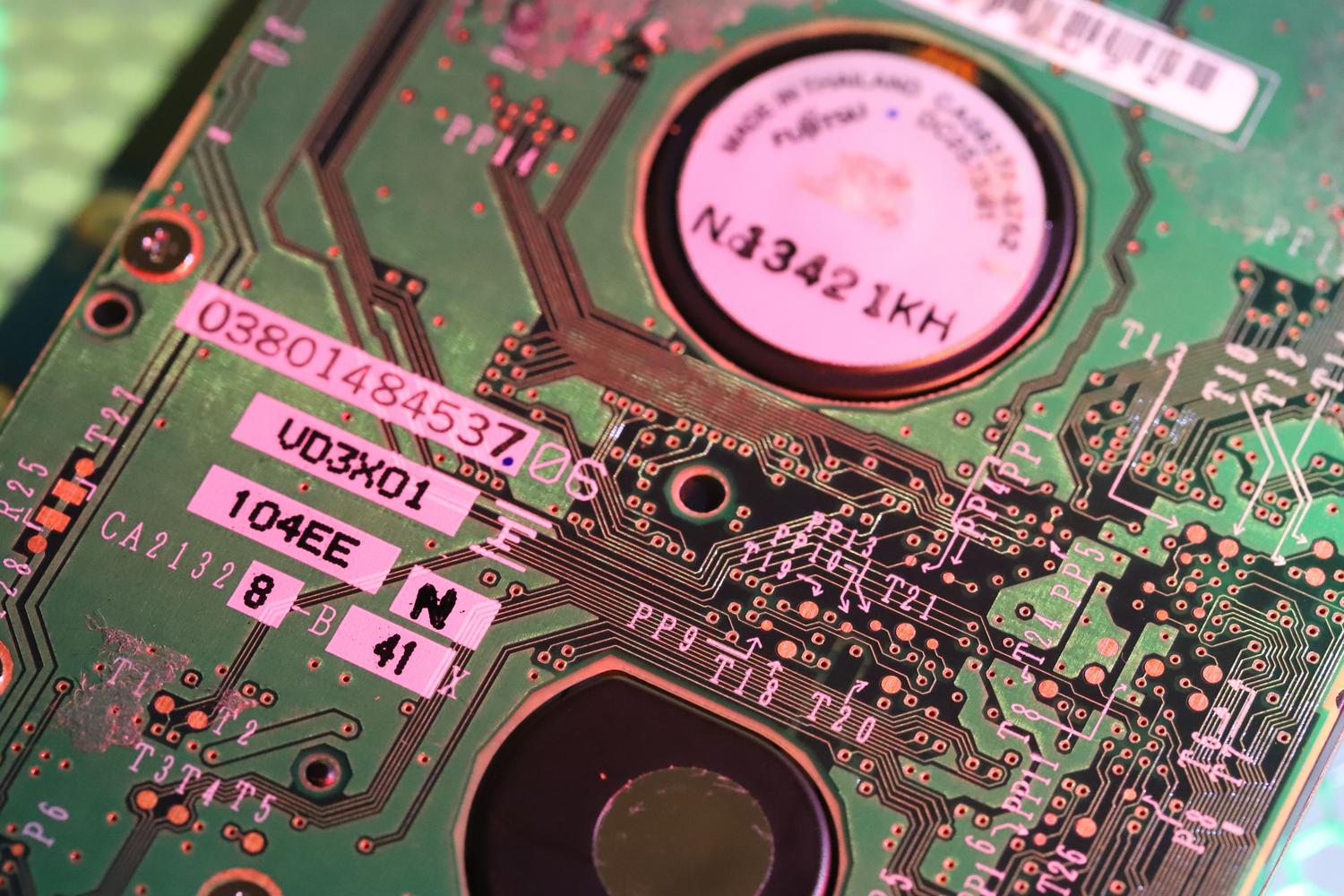 Detalle de una placa de circuito electrónico, simbolizando la infraestructura técnica y el backend que permite la comunicación entre sistemas. Detalle de una placa de circuito electrónico, simbolizando la infraestructura técnica y el backend que permite la comunicación entre sistemas.