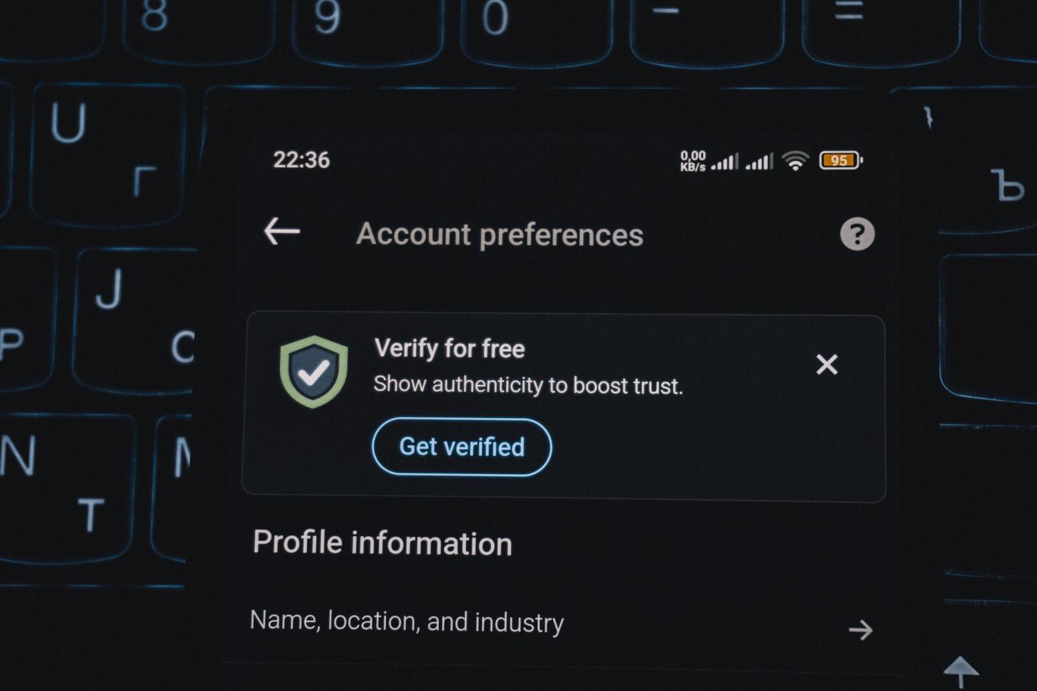Pantalla de móvil con una alerta de verificación de cuenta, representando la seguridad y validación de datos en los flujos de webhooks.