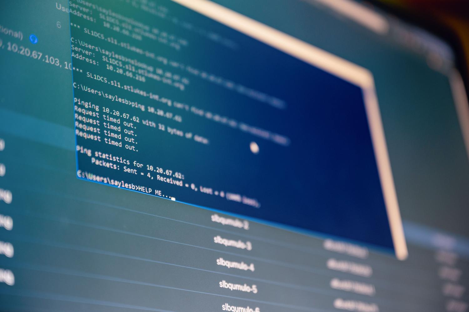 Primer plano de una consola de comandos de Windows ejecutando diagnósticos de red, ideal para ilustrar el uso de herramientas nativas.