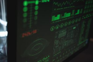 Interfaz de monitorización de ciberseguridad con gráficos y datos en tonos verdes neón que representa la detección de anomalías.