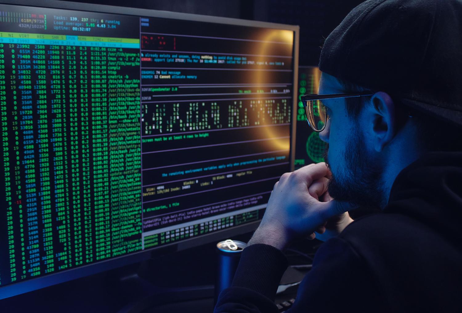 Experto en ciberseguridad realizando un análisis profundo de procesos y logs en pantallas duales.