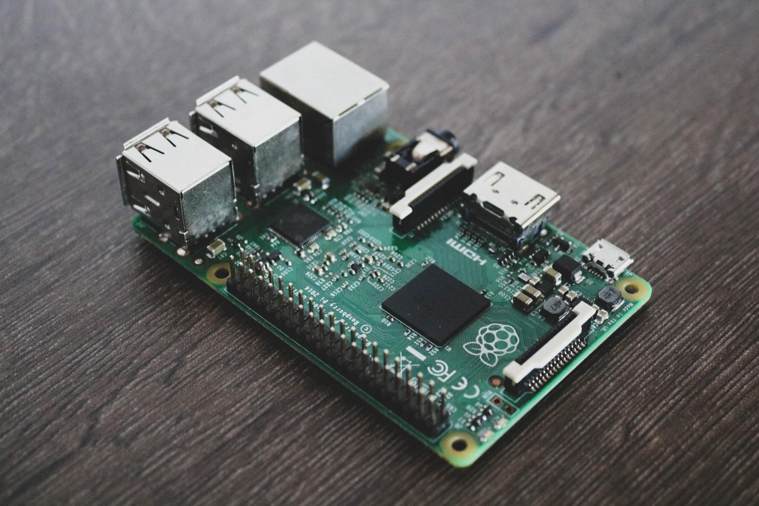 Vista detallada de una placa de circuito Raspberry Pi, ideal para ilustrar la automatización en entornos Linux y sistemas embebidos.