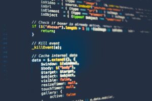 Primer plano de código de programación colorido en una pantalla de ordenador, representando el desarrollo de scripts de automatización.