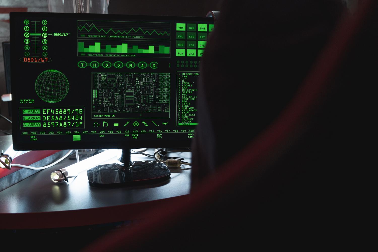 Monitor de ordenador mostrando datos de seguridad digital y código verde, evocando la ejecución de procesos del sistema en segundo plano.