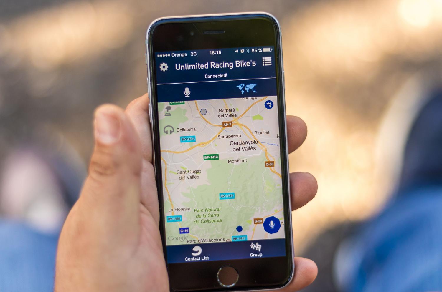 Mano sosteniendo un smartphone con una aplicación de mapa GPS, simbolizando la localización del iPhone perdido a través de la red Buscar.