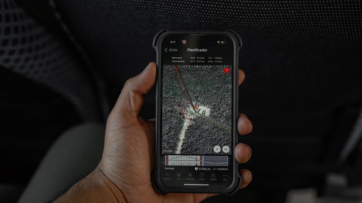 Smartphone con mapa GPS en el interior de un vehículo, representando el uso de la función Cómo llegar para recuperar el dispositivo.