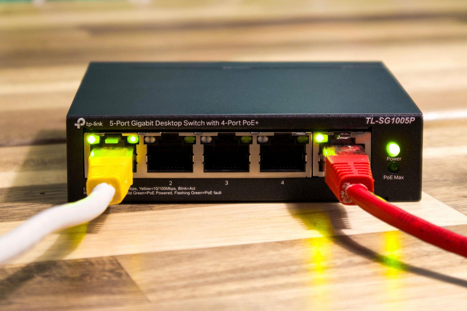 Detalle de un switch Ethernet con cables conectados, representando la solución de conectar el amplificador mediante cable para mayor estabilidad.