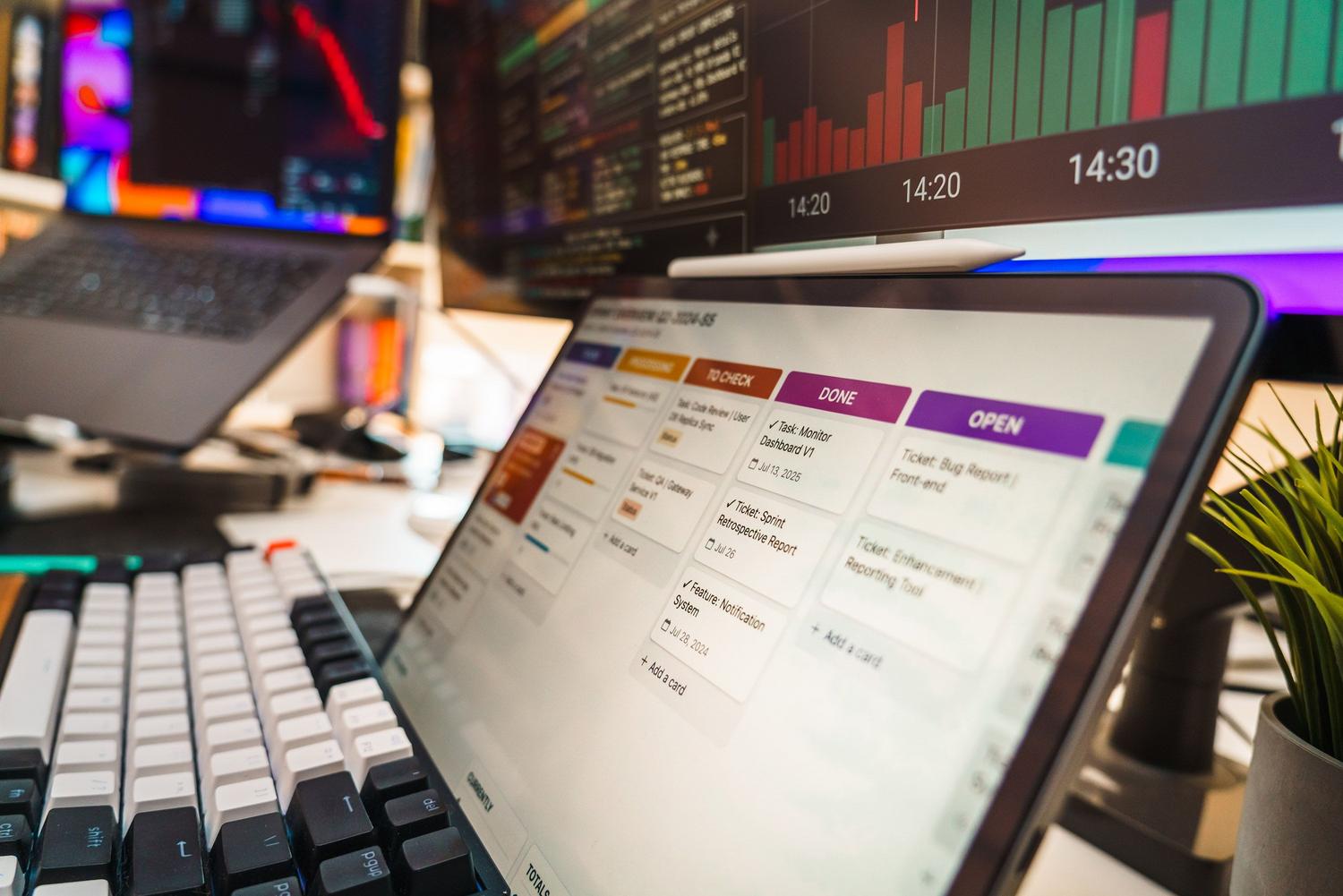 Monitor con gráficos y tablas de datos, ilustrando la visualización de resultados obtenidos tras filtrar consultas SQL.