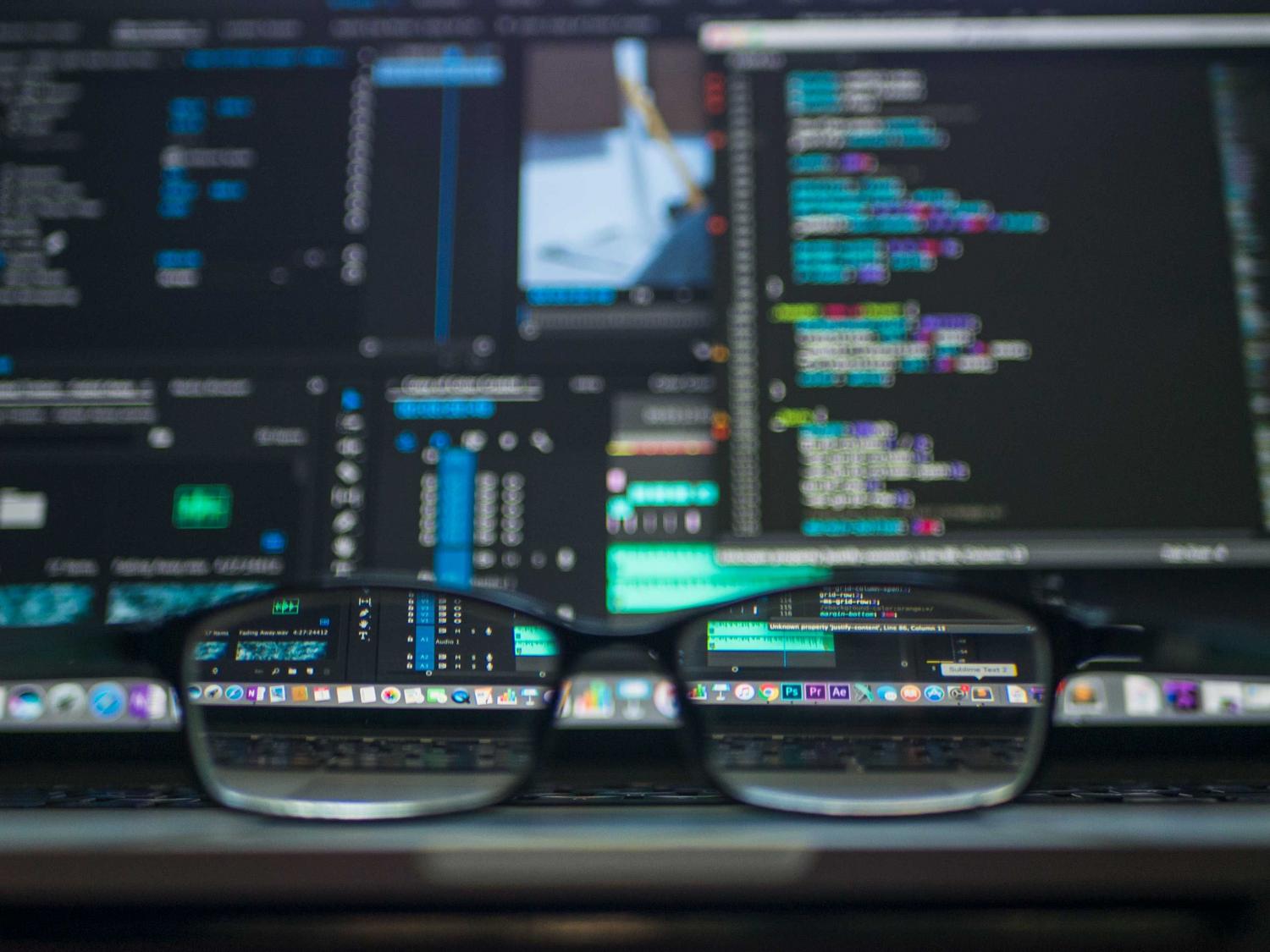 Detalle artístico de código reflejado en gafas, simbolizando la precisión necesaria para escribir cláusulas WHERE y filtrar datos en SQL.