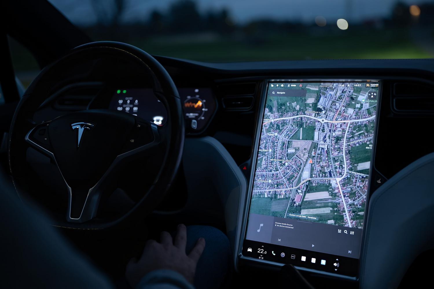 Pantalla de navegación GPS en un coche eléctrico para la planificación de rutas eficientes y búsqueda de puntos de carga.