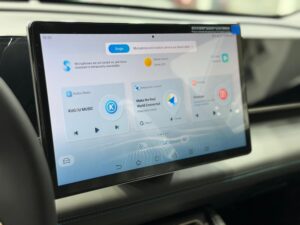 Interfaz digital moderna de un vehículo eléctrico con aplicaciones organizadas en mosaicos, ideal para ilustrar el ecosistema de apps de CarPlay.